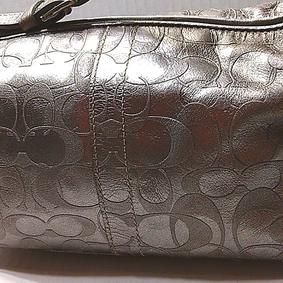L@@K! Vintage & Rare COACH Metallic Silver Signature C embossed Demi Baguette - Picture 16 of 16